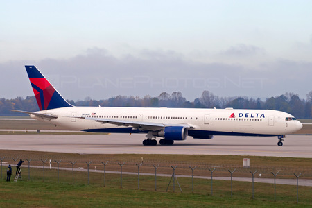 Boeing 767-400ER - N826MH operated by Delta Air Lines