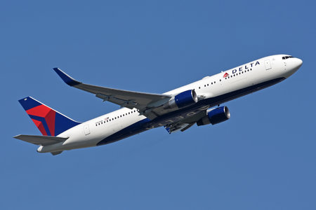 Boeing 767-300ER - N181DN operated by Delta Air Lines