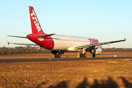Airbus A321-231 - PT-MXC operated by TAM Linhas Aéreas