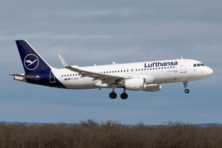 Airbus A320-214 - D-AIZP operated by Lufthansa