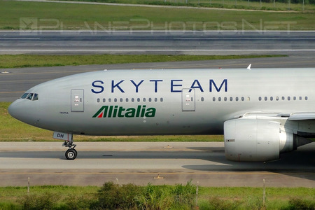 Boeing 777-200ER - EI-DDH operated by Alitalia