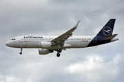 Airbus A320-214 - D-AIWH operated by Lufthansa