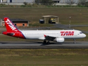 Airbus A320-214 - PR-MHP operated by TAM Linhas Aéreas