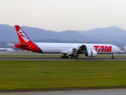 Boeing 777-300ER - PT-MUC operated by TAM Linhas Aéreas
