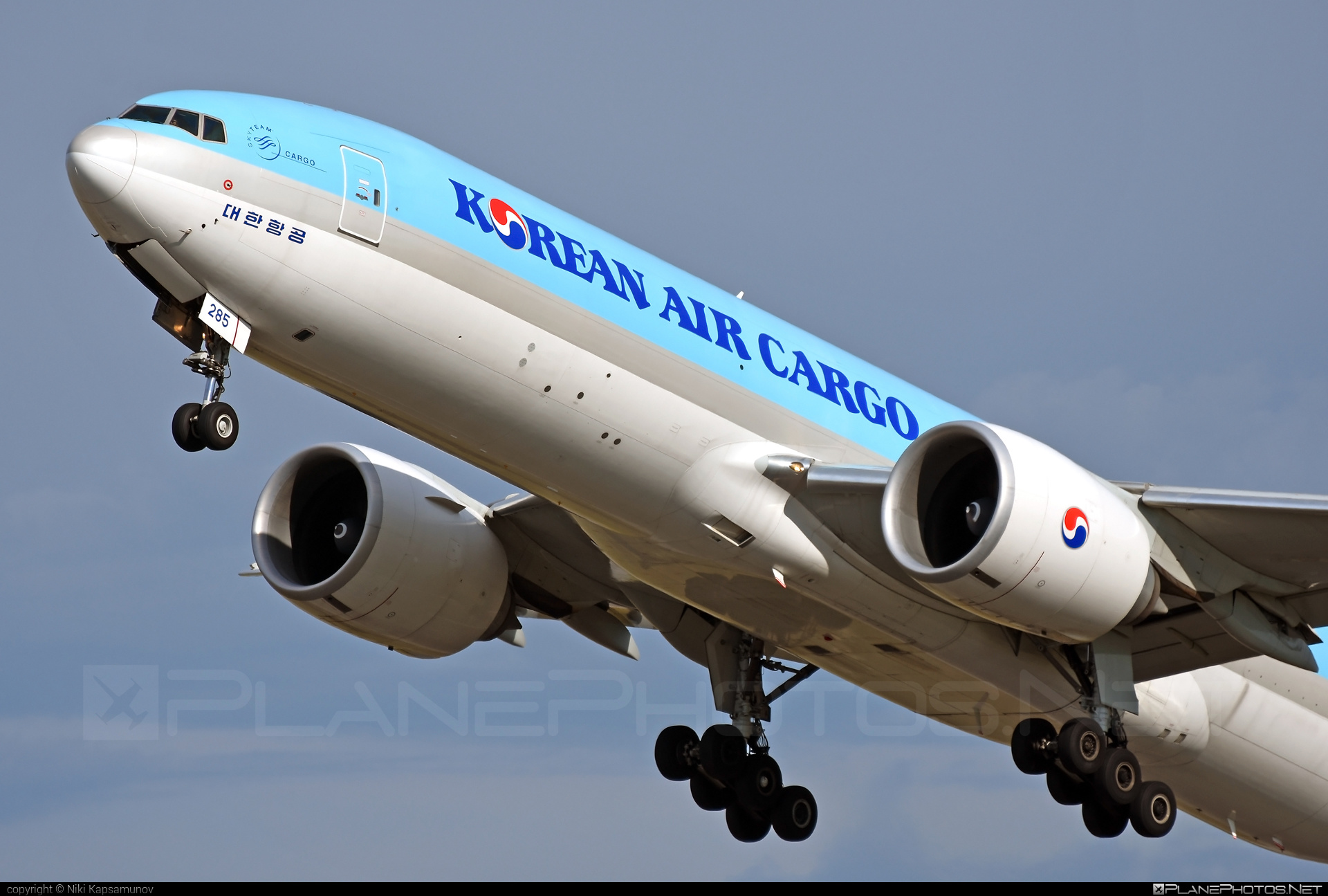 Boeing 777F - HL8285 operated by Korean Air Cargo #b777 #b777f #b777freighter #boeing #boeing777 #koreanair #koreanaircargo #tripleseven