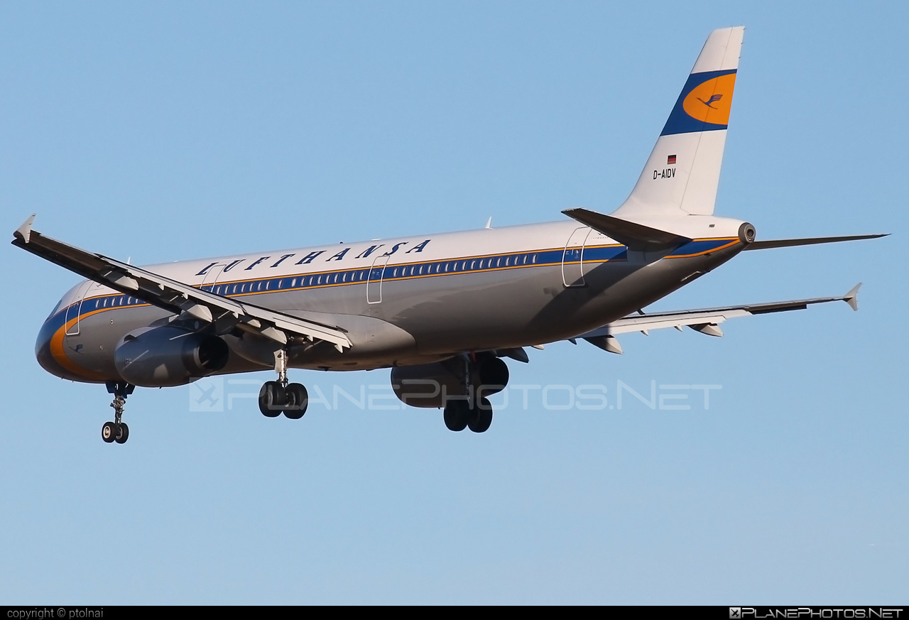 Airbus A321-231 - D-AIDV operated by Lufthansa #a320family #a321 #airbus #airbus321 #lufthansa #retro