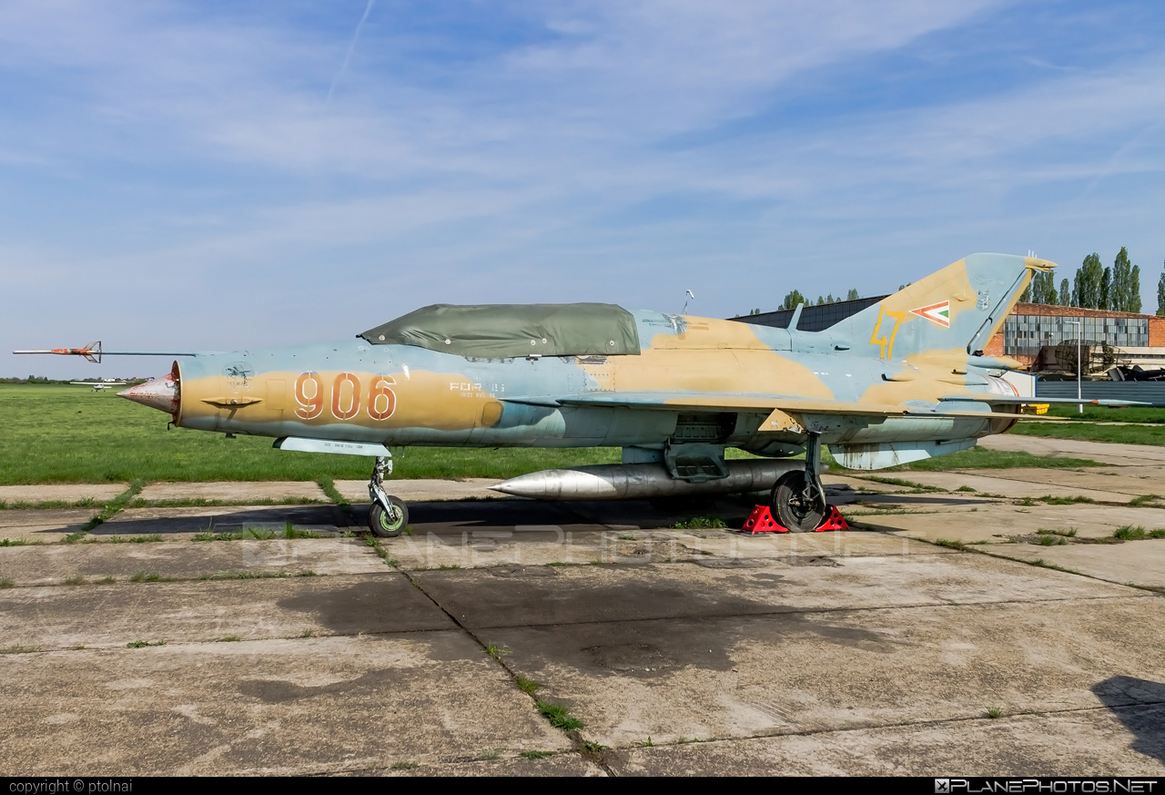 Mikoyan-Gurevich MiG-21UM - 906 operated by Magyar Légierő (Hungarian Air Force) #hungarianairforce #magyarlegiero #mig #mig21 #mig21um #mikoyangurevich
