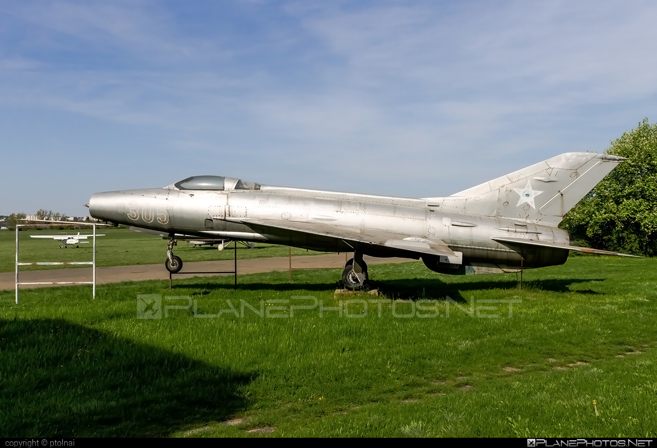 Mikoyan-Gurevich MiG-21F-13 - 305 operated by Magyar Néphadsereg (Hungarian People's Army) #hungarianpeoplesarmy #magyarnephadsereg #mig #mig21 #mig21f13 #mikoyangurevich