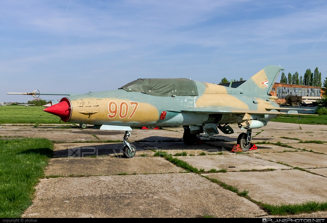 Mikoyan-Gurevich MiG-21UM - 907 operated by Magyar Légierő (Hungarian Air Force) #hungarianairforce #magyarlegiero #mig #mig21 #mig21um #mikoyangurevich