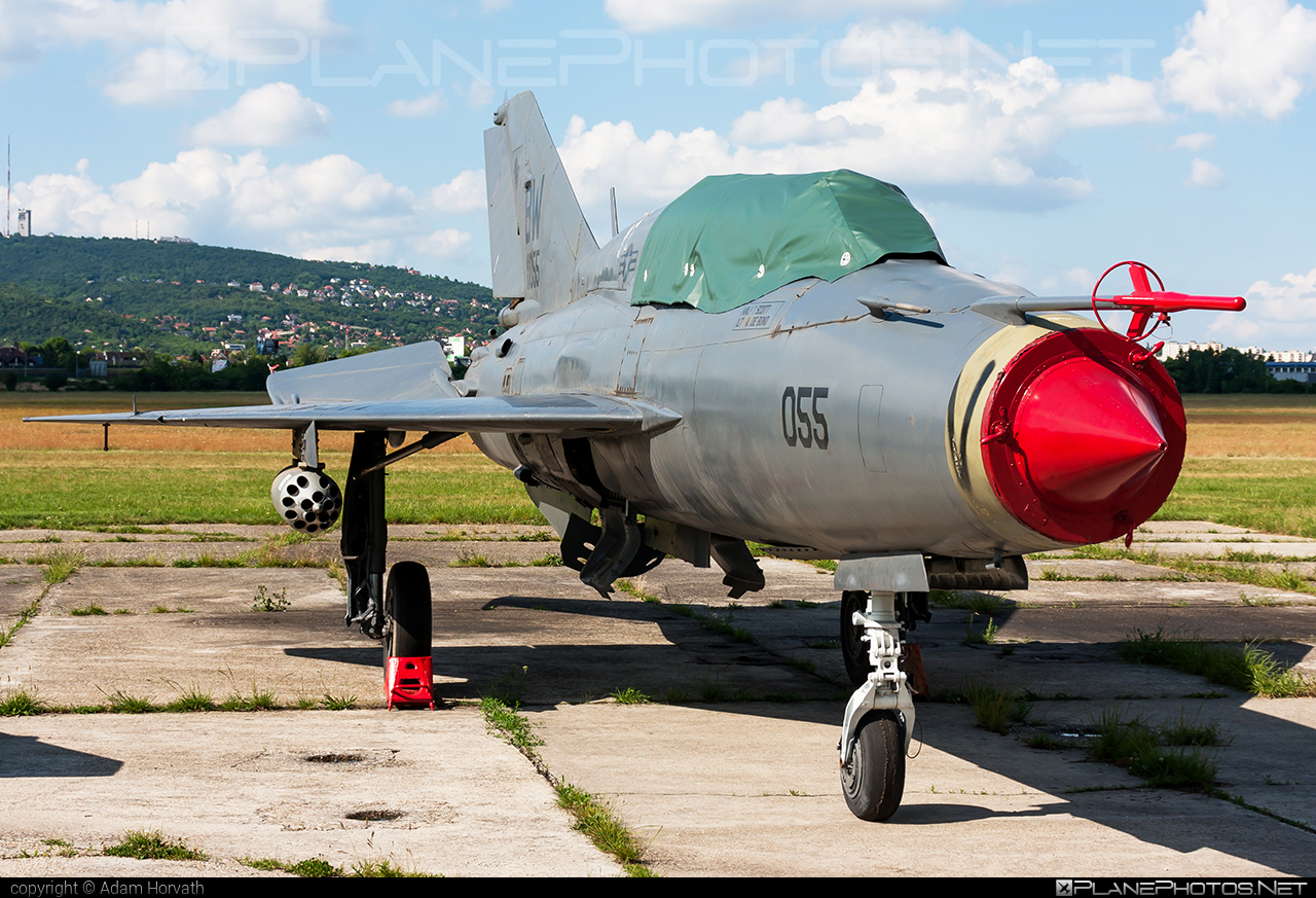 Mikoyan-Gurevich MiG-21UM - 55 operated by Magyar Légierő (Hungarian Air Force) #hungarianairforce #magyarlegiero #mig #mig21 #mig21um #mikoyangurevich
