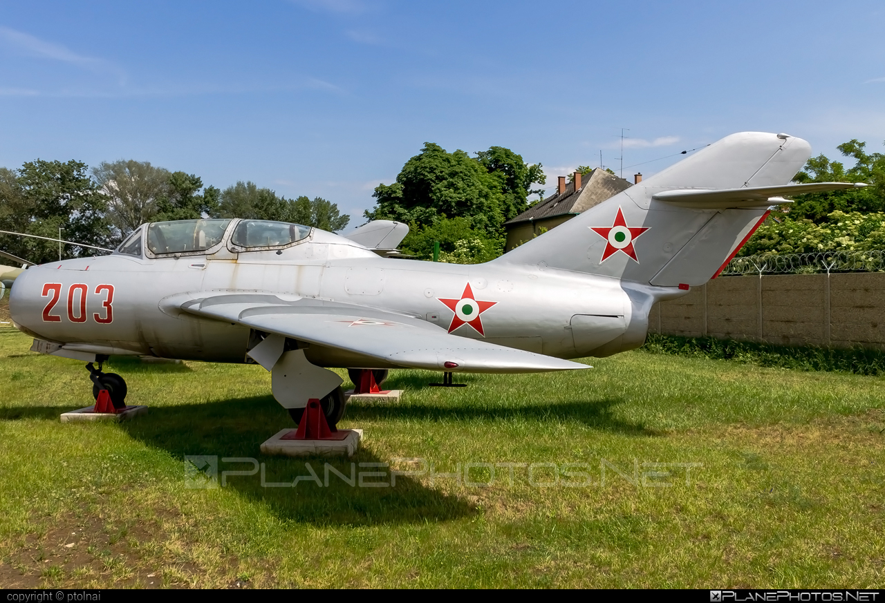 Mikoyan-Gurevich MiG-15UTI - 203 operated by Magyar Néphadsereg (Hungarian People's Army) #hungarianpeoplesarmy #magyarnephadsereg #mig #mig15 #mig15uti #mikoyangurevich