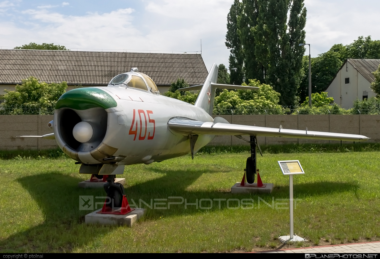Mikoyan-Gurevich MiG-17PF - 405 operated by Magyar Néphadsereg (Hungarian People's Army) #hungarianpeoplesarmy #magyarnephadsereg #mig #mikoyangurevich