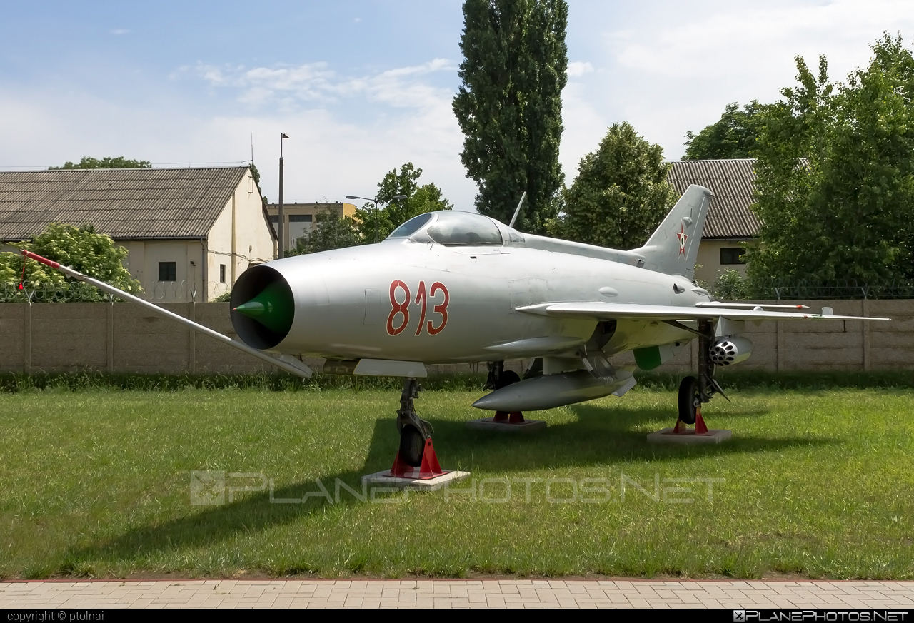 Mikoyan-Gurevich MiG-21F-13 - 813 operated by Magyar Néphadsereg (Hungarian People's Army) #hungarianpeoplesarmy #magyarnephadsereg #mig #mig21 #mig21f13 #mikoyangurevich