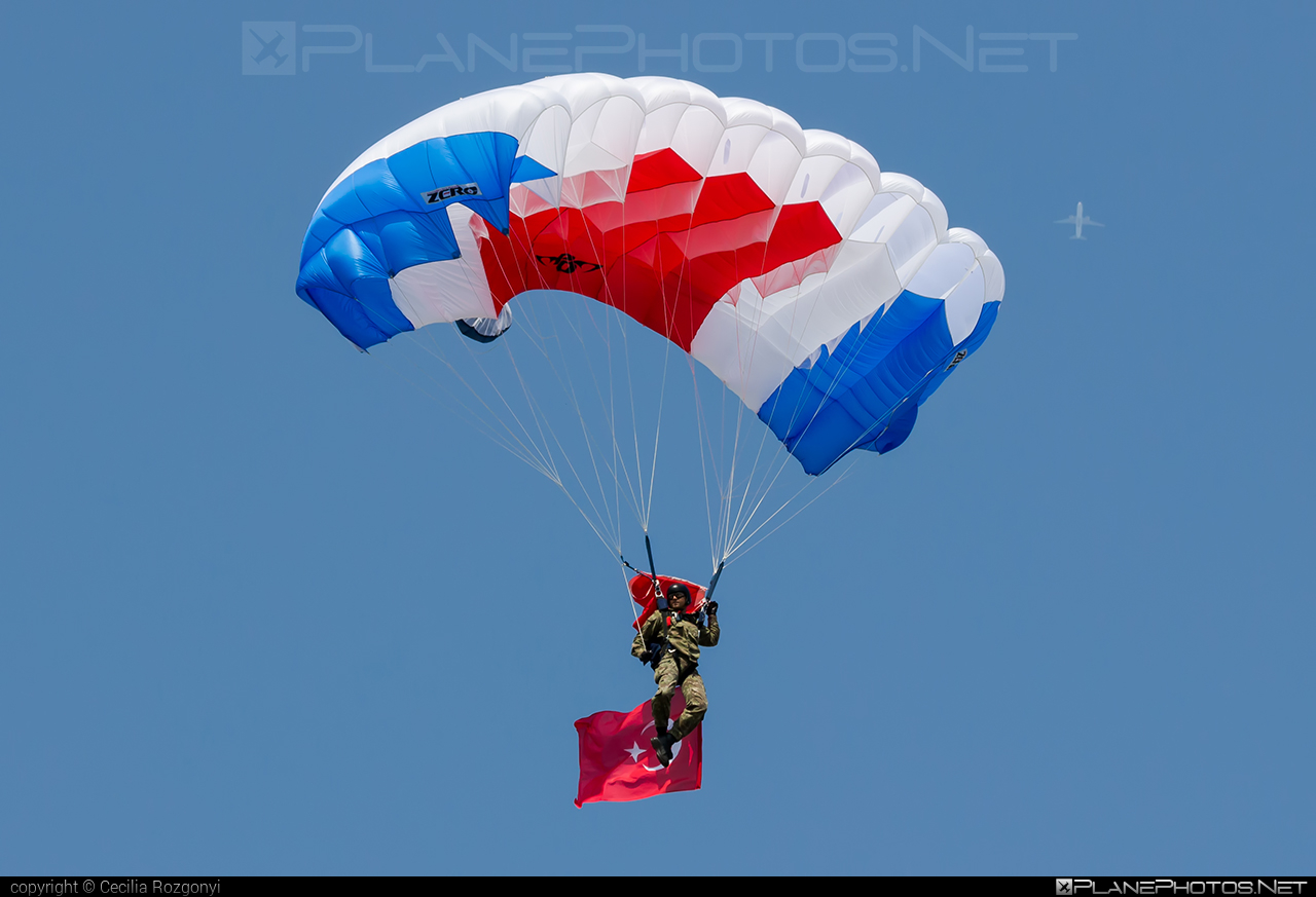 Parachute - No registration operated by Ozbrojené sily Slovenskej republiky (Slovak Armed Forces) #ossr #ozbrojenesilysr #slovakarmedforces