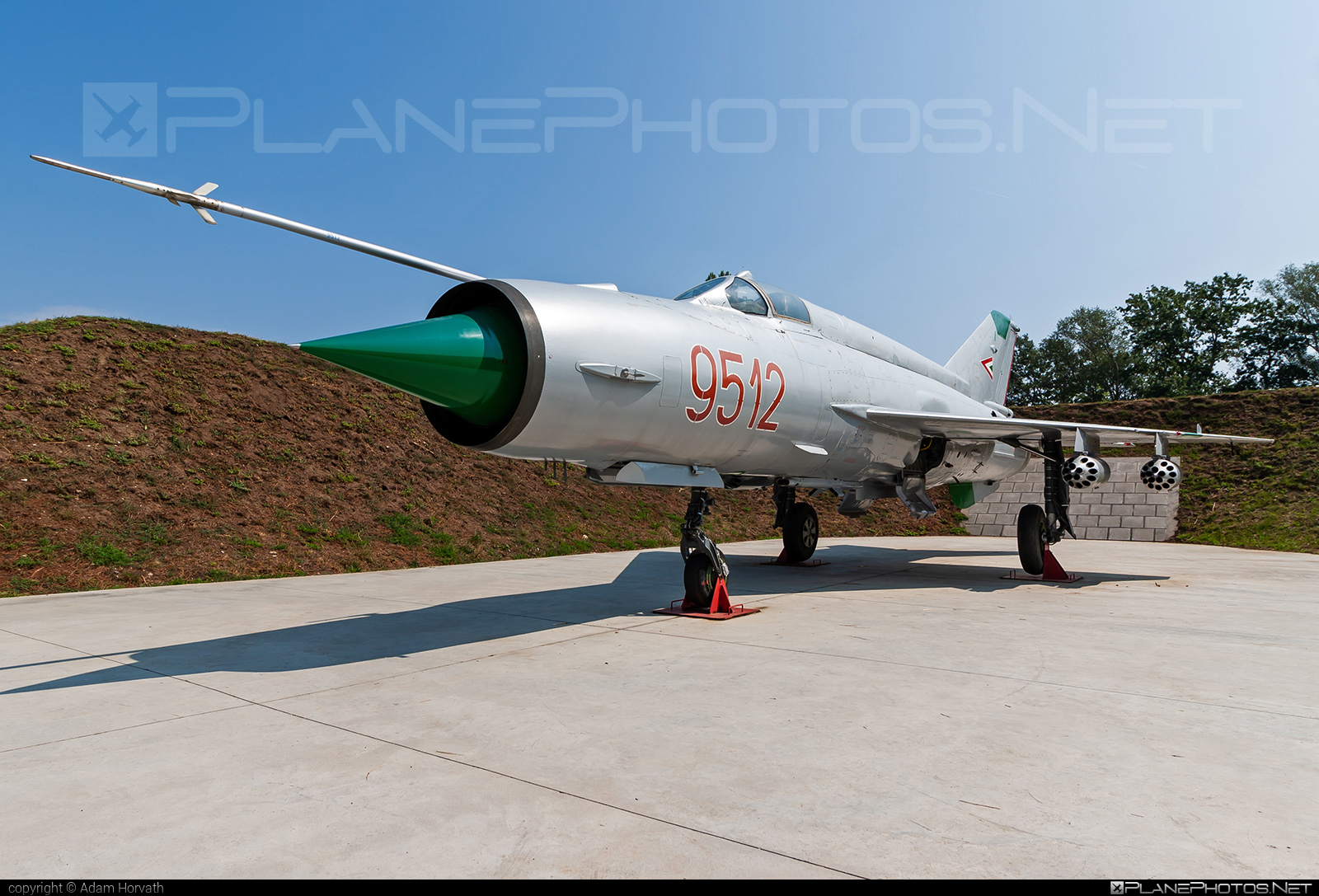 Mikoyan-Gurevich MiG-21MF - 9512 operated by Magyar Légierő (Hungarian Air Force) #hungarianairforce #magyarlegiero #mig #mig21 #mig21mf #mikoyangurevich