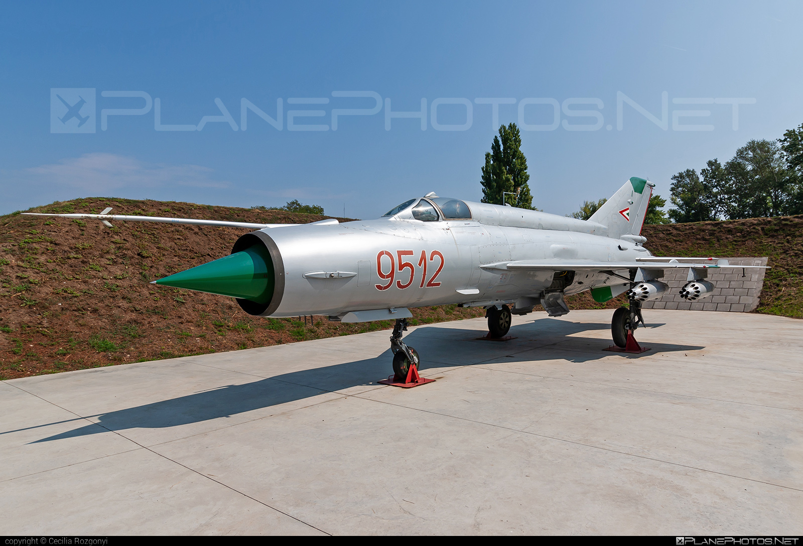 Mikoyan-Gurevich MiG-21MF - 9512 operated by Magyar Légierő (Hungarian Air Force) #hungarianairforce #magyarlegiero #mig #mig21 #mig21mf #mikoyangurevich