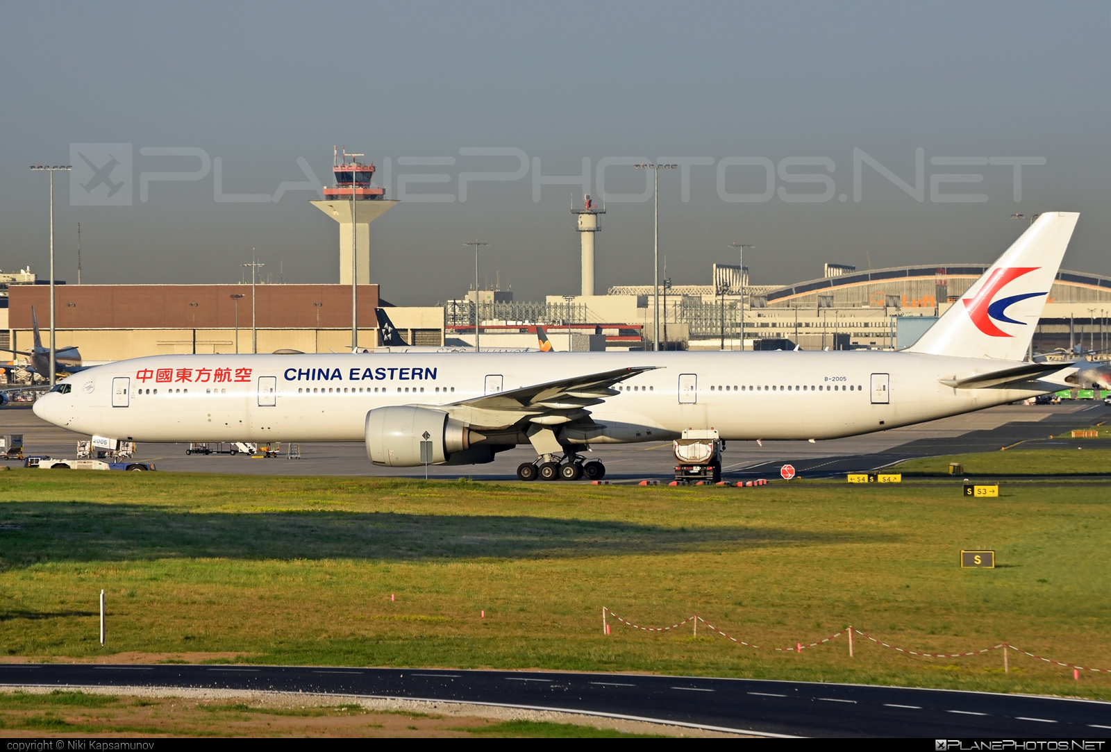 Boeing 777-300ER - B-2005 operated by China Eastern Airlines #b777 #b777er #boeing #boeing777 #chinaeastern #chinaeasternairlines #tripleseven