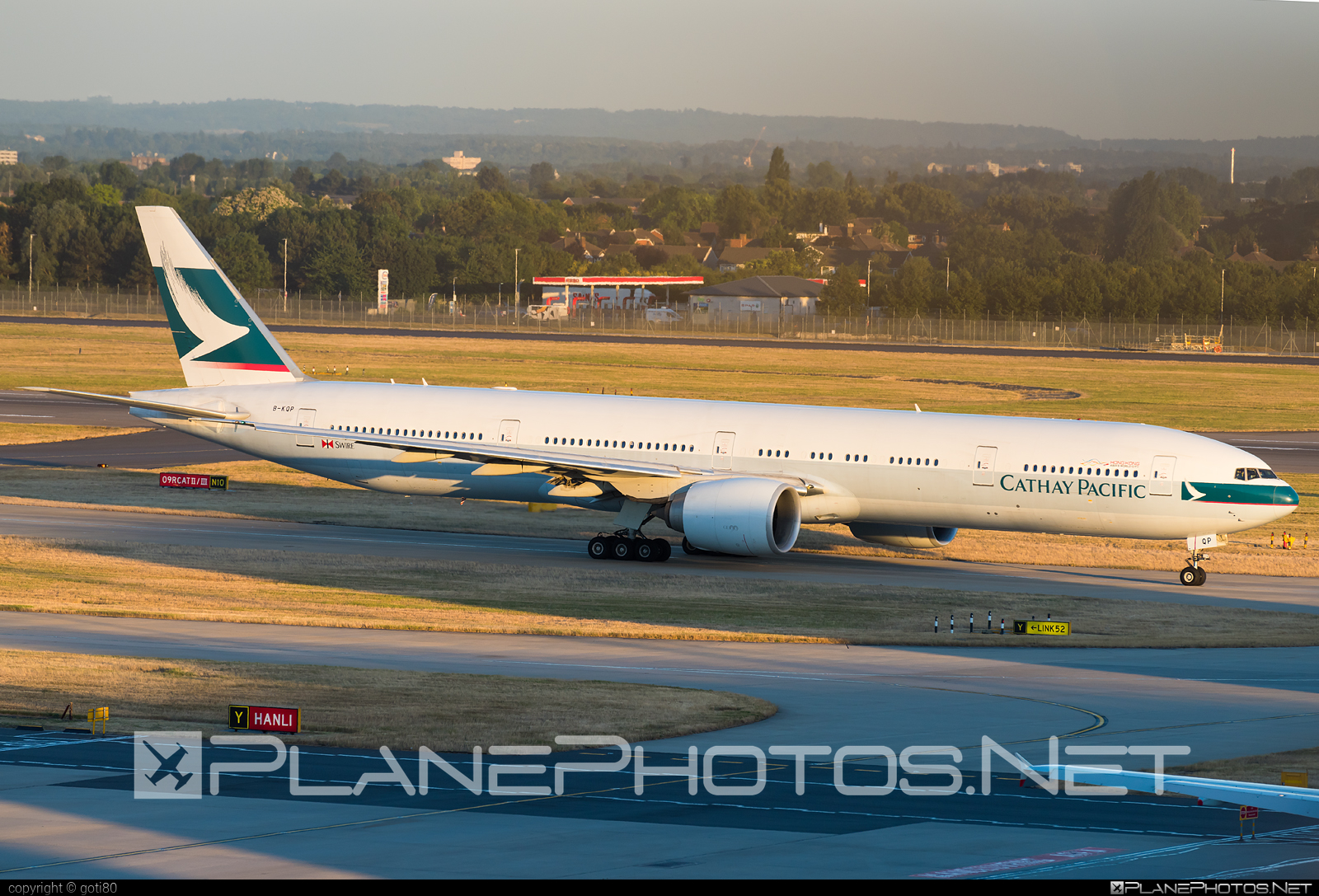 Boeing 777-300ER - B-KQP operated by Cathay Pacific Airways #b777 #b777er #boeing #boeing777 #cathaypacific #cathaypacificairways #tripleseven