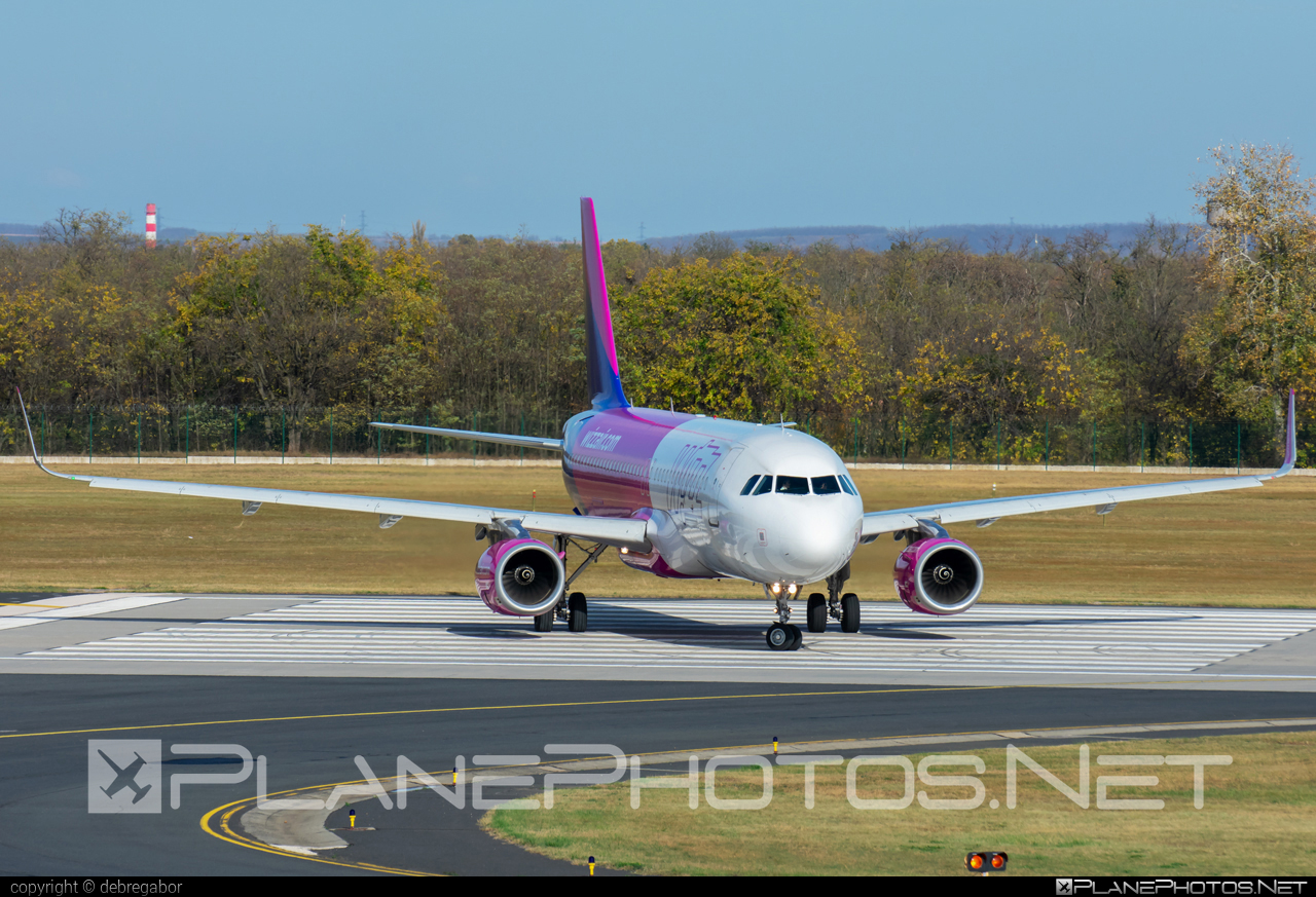 HA-LWR - Airbus A320-232 operated by Wizz Air taken by debregabor ...