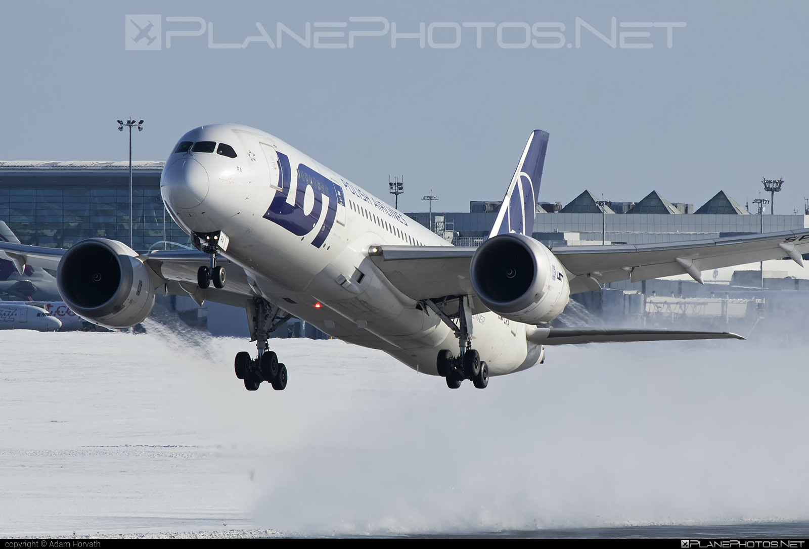 Boeing 787-8 Dreamliner - SP-LRA operated by LOT Polish Airlines #b787 #boeing #boeing787 #dreamliner #lot #lotpolishairlines