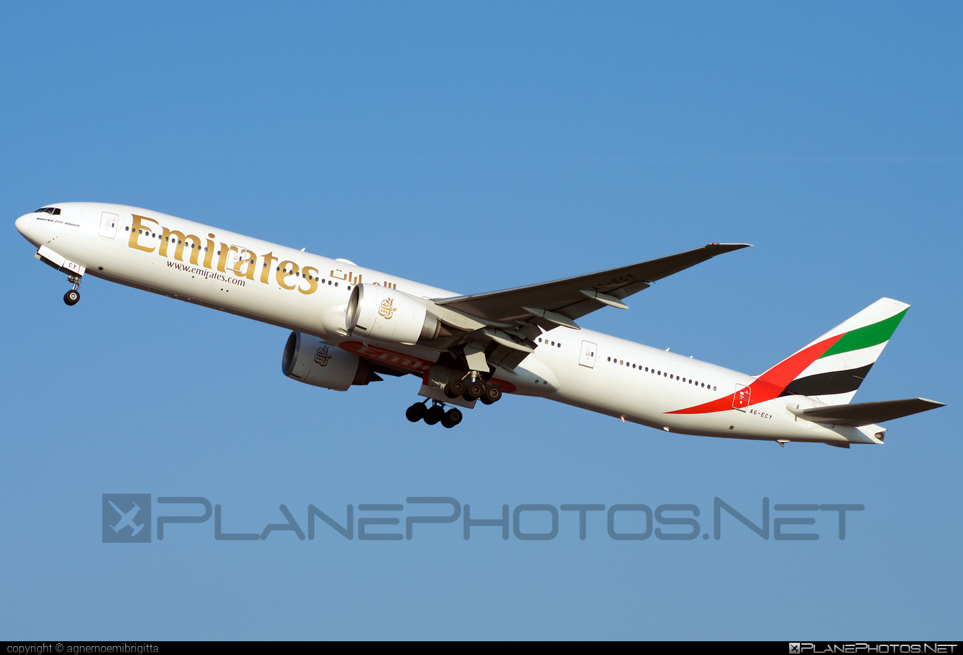 Boeing 777-300ER - A6-ECY operated by Emirates #b777 #b777er #boeing #boeing777 #emirates #tripleseven