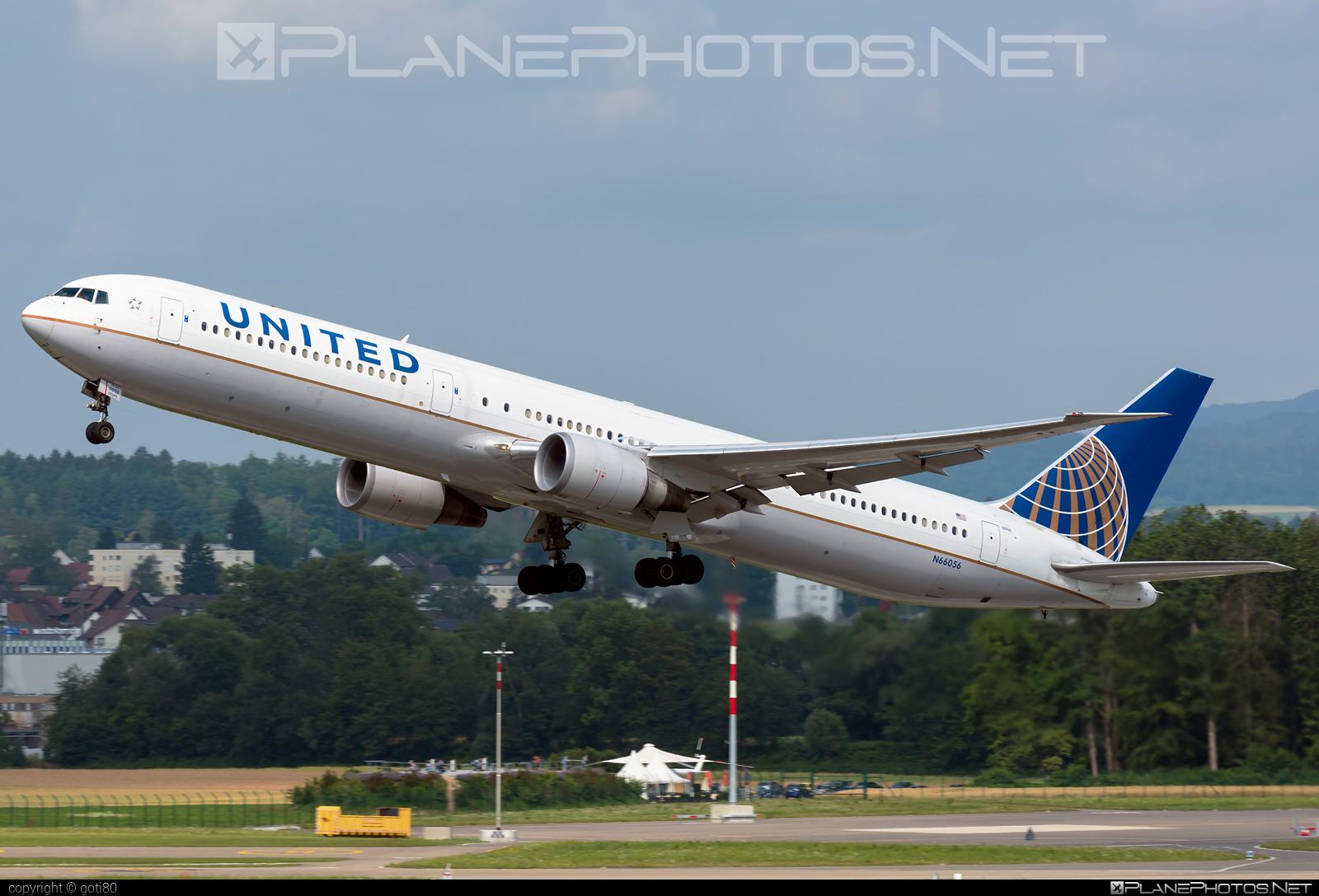 Boeing 767-400ER - N66056 operated by United Airlines #b767 #b767er #boeing #boeing767 #unitedairlines