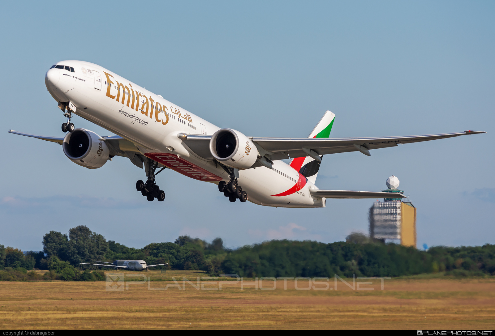 Boeing 777-300ER - A6-EPH operated by Emirates #b777 #b777er #boeing #boeing777 #emirates #tripleseven