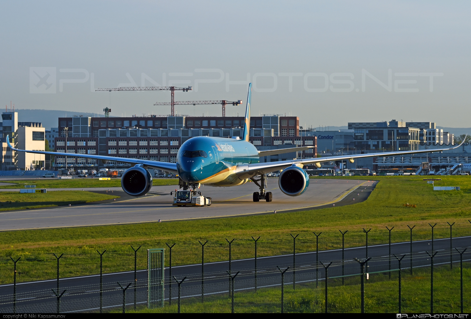 Airbus A350-941 - VN-A890 operated by Vietnam Airlines #a350 #a350family #airbus #airbus350 #xwb