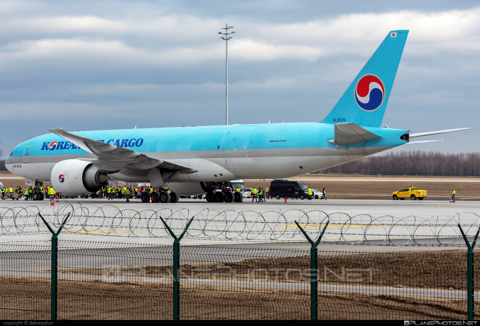 Boeing 777F - HL8226 operated by Korean Air Cargo #b777 #b777f #b777freighter #boeing #boeing777 #koreanair #koreanaircargo #tripleseven