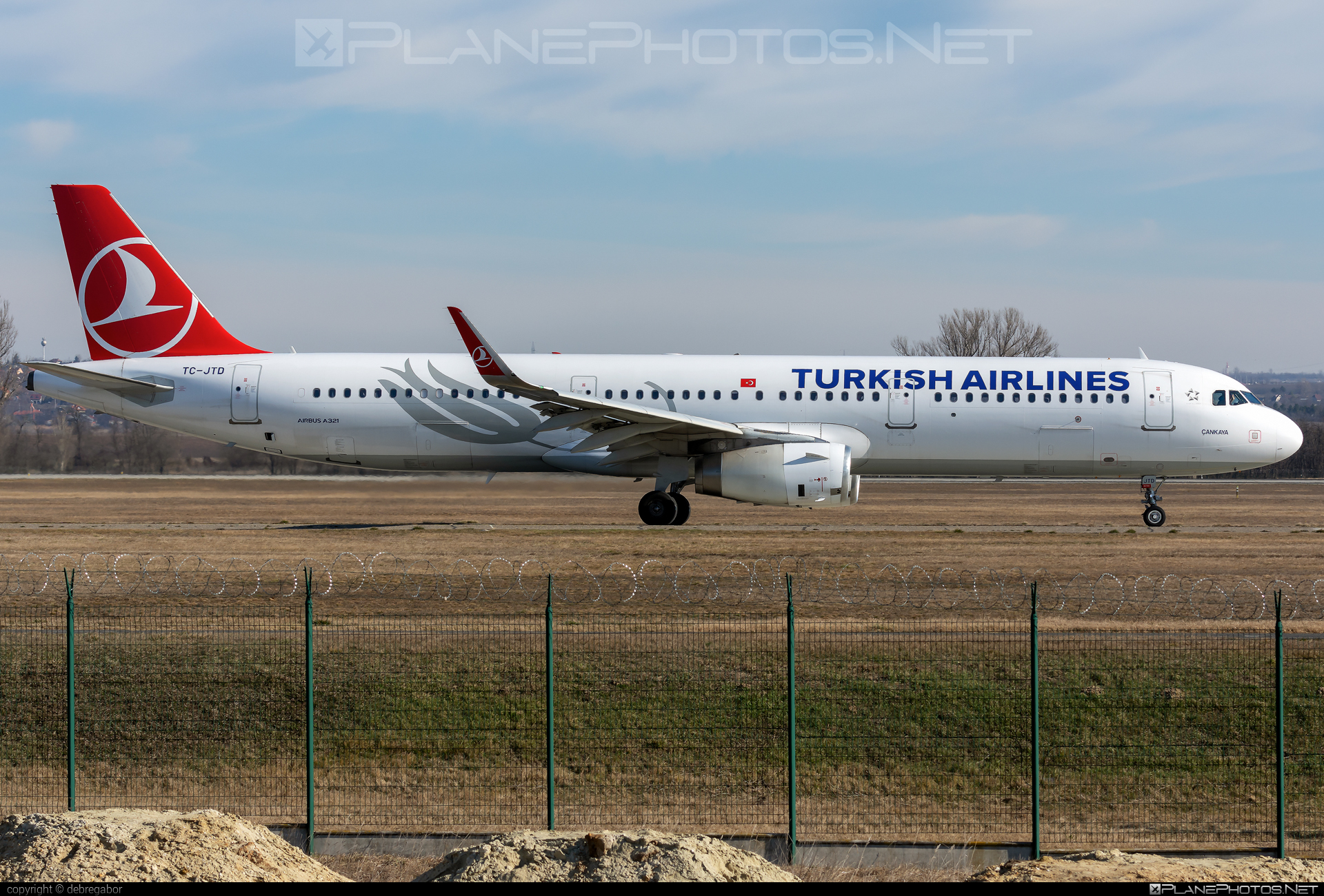 Airbus A321-231 - TC-JTD operated by Turkish Airlines #a320family #a321 #airbus #airbus321 #turkishairlines