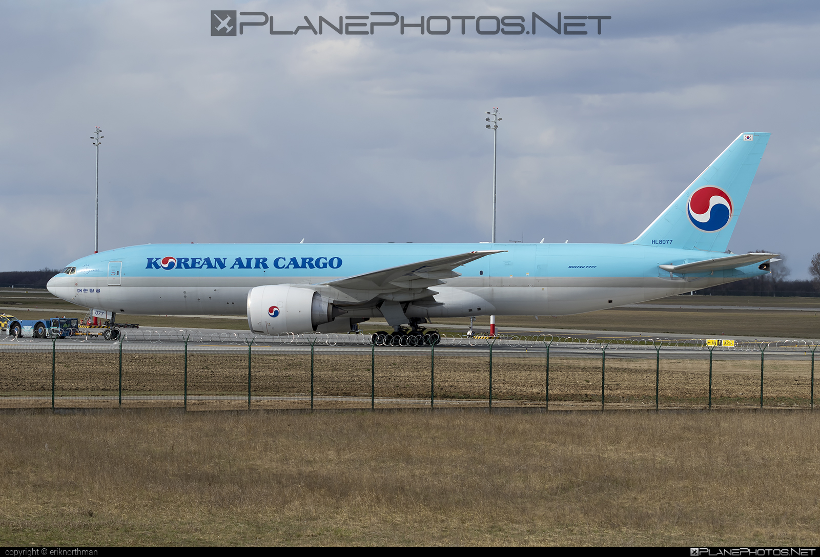 Boeing 777F - HL8077 operated by Korean Air Cargo #b777 #b777f #b777freighter #boeing #boeing777 #koreanair #koreanaircargo #tripleseven