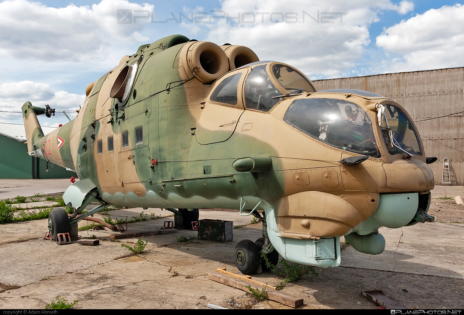 Mil Mi-24D - 582 operated by Magyar Légierő (Hungarian Air Force) #hungarianairforce #magyarlegiero #mi24 #mi24d #mil #mil24 #mil24d #milhelicopters