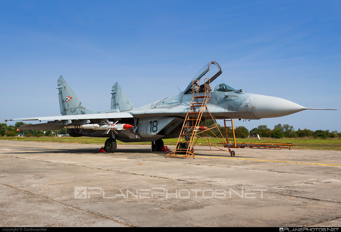 Mikoyan-Gurevich MiG-29B - 18 operated by Magyar Légierő (Hungarian Air Force) #hungarianairforce #magyarlegiero #mig #mig29 #mig29b #mikoyangurevich