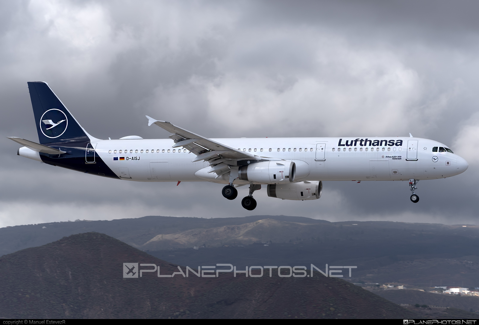 Airbus A321-231 - D-AISJ operated by Lufthansa #a320family #a321 #airbus #airbus321 #lufthansa