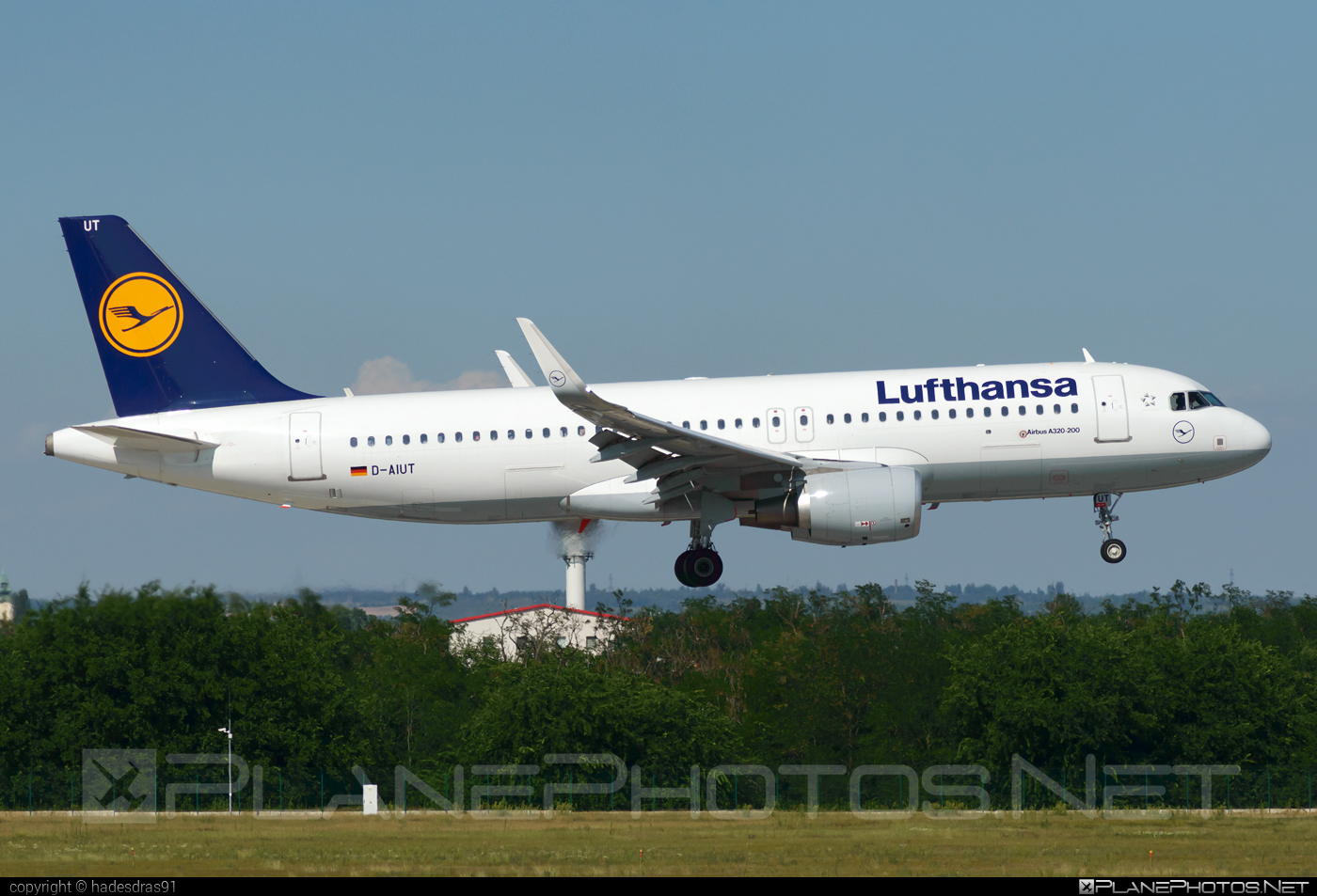 Airbus A320-214 - D-AIUT operated by Lufthansa #a320 #a320family #airbus #airbus320 #lufthansa