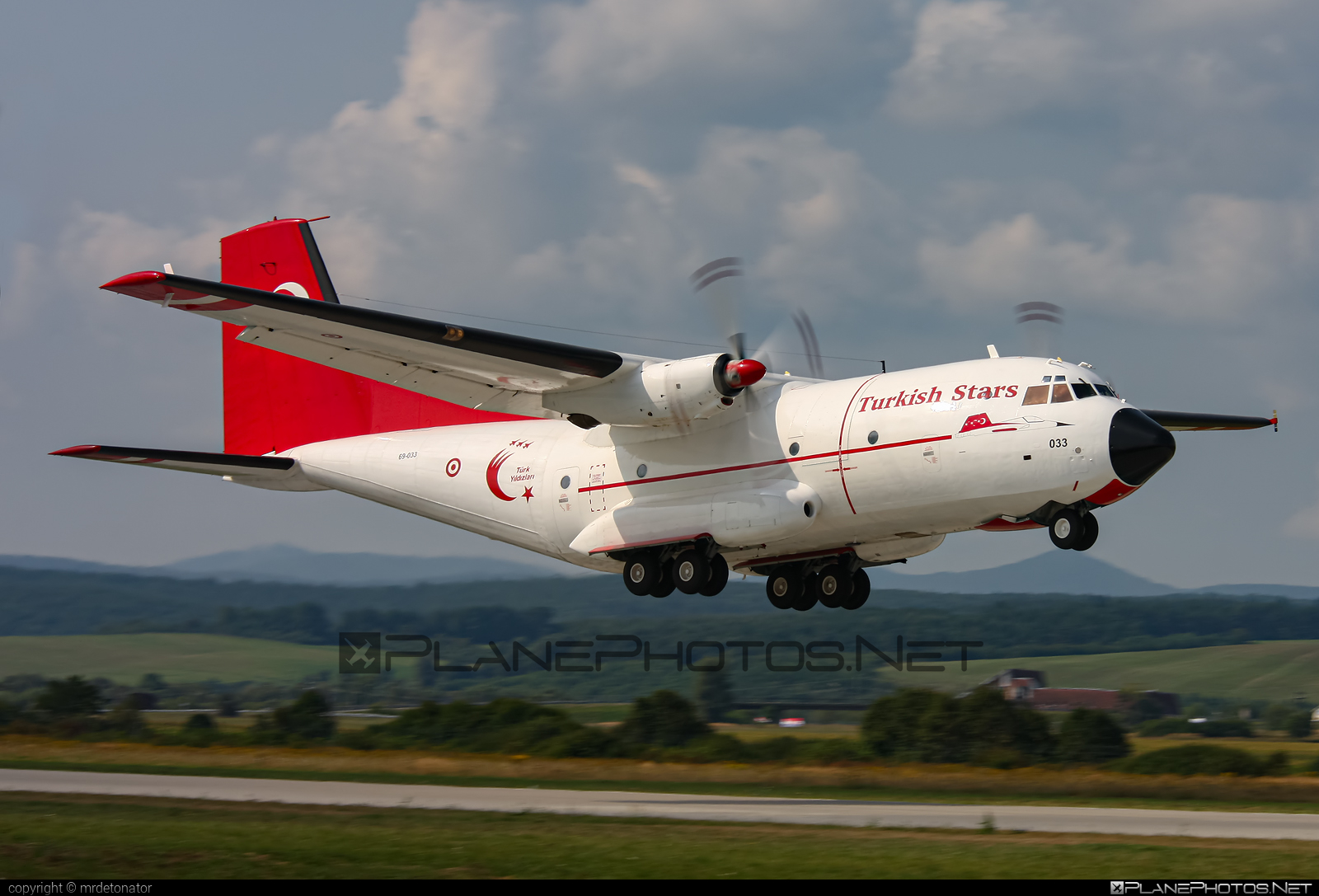 Transall C-160D - 69-033 operated by Türk Hava Kuvvetleri (Turkish Air Force) #TurkHavaKuvvetleri #TurkYildizlari #c160 #c160d #siaf2011 #transall #transallc160 #turkishairforce #turkishstar
