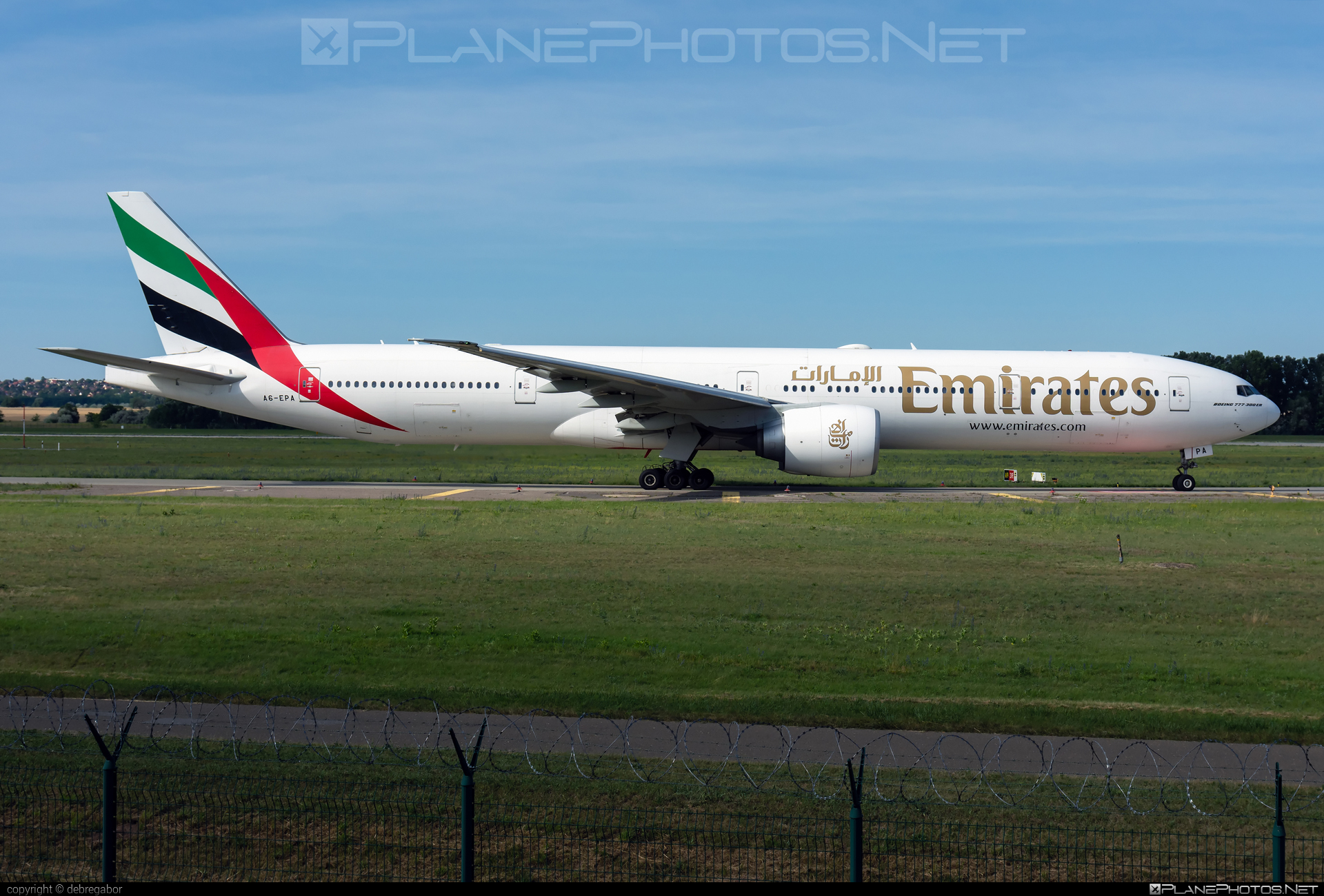 Boeing 777-300ER - A6-EPA operated by Emirates #b777 #b777er #boeing #boeing777 #emirates #tripleseven