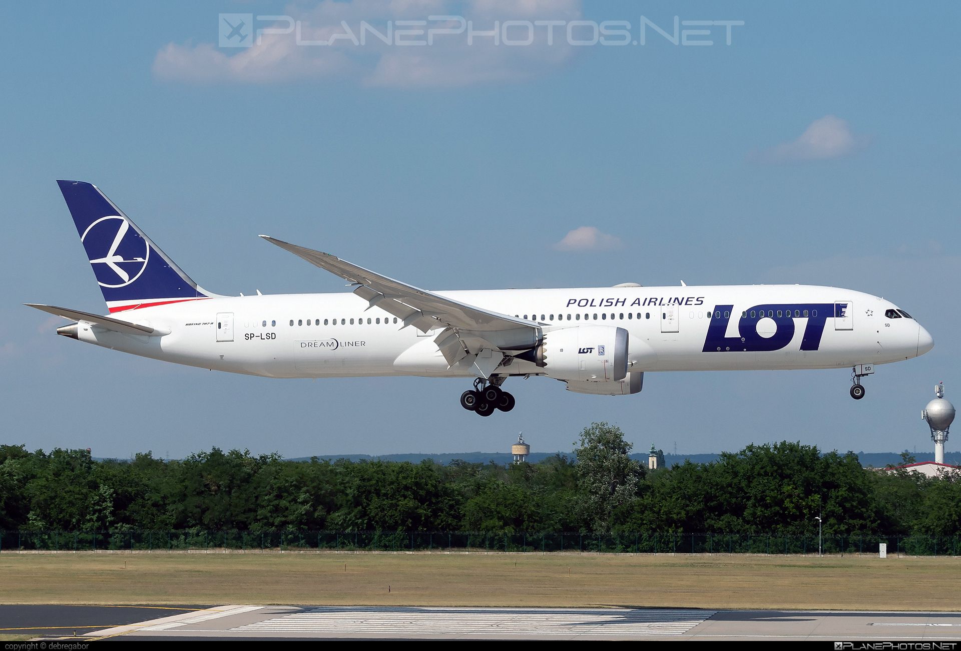 Boeing 787-9 Dreamliner - SP-LSD operated by LOT Polish Airlines #b787 #boeing #boeing787 #dreamliner #lot #lotpolishairlines