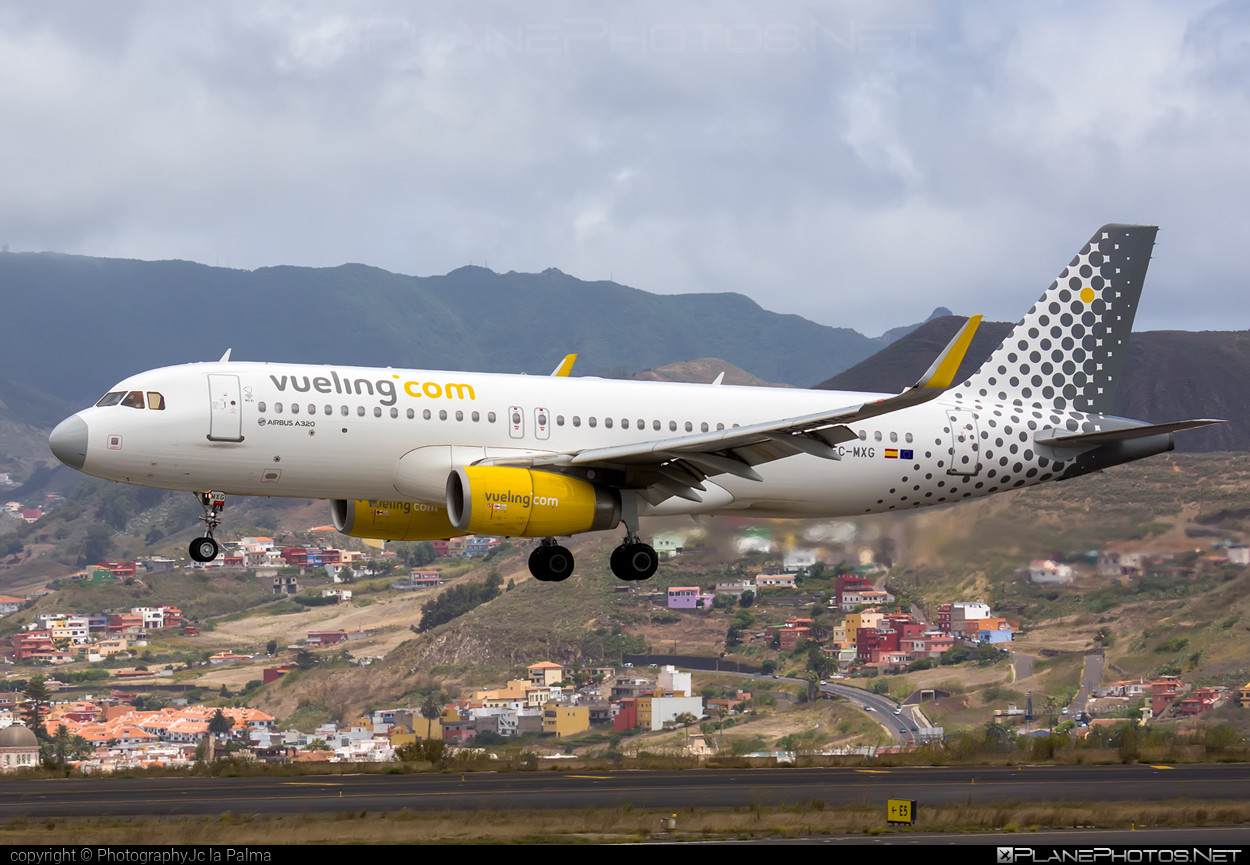 Airbus A320-232 - EC-MXG operated by Vueling Airlines #a320 #a320family #airbus #airbus320 #vueling #vuelingairlines