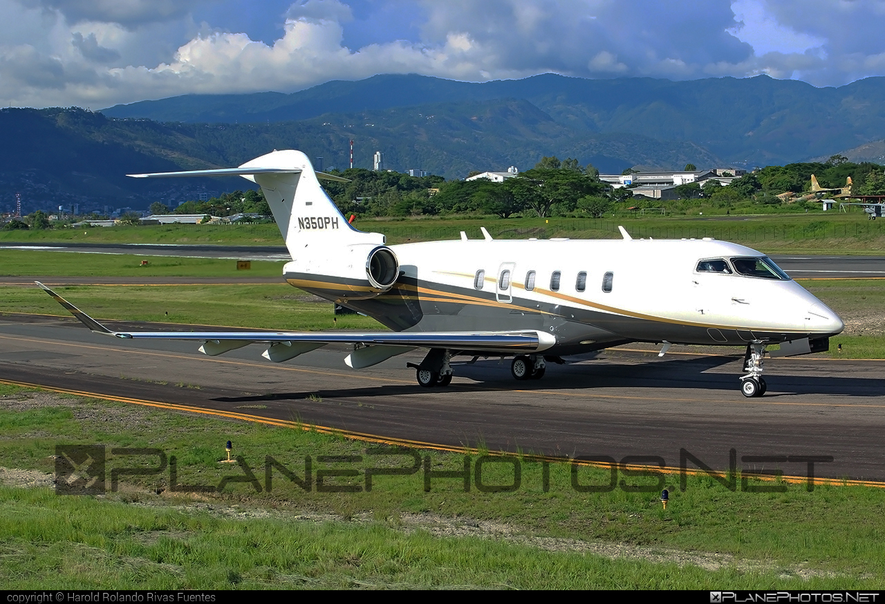 Bombardier Challenger 350 (BD-100-1A10) - N350PH operated by Private operator #bd1001a10 #bombardier #challenger350