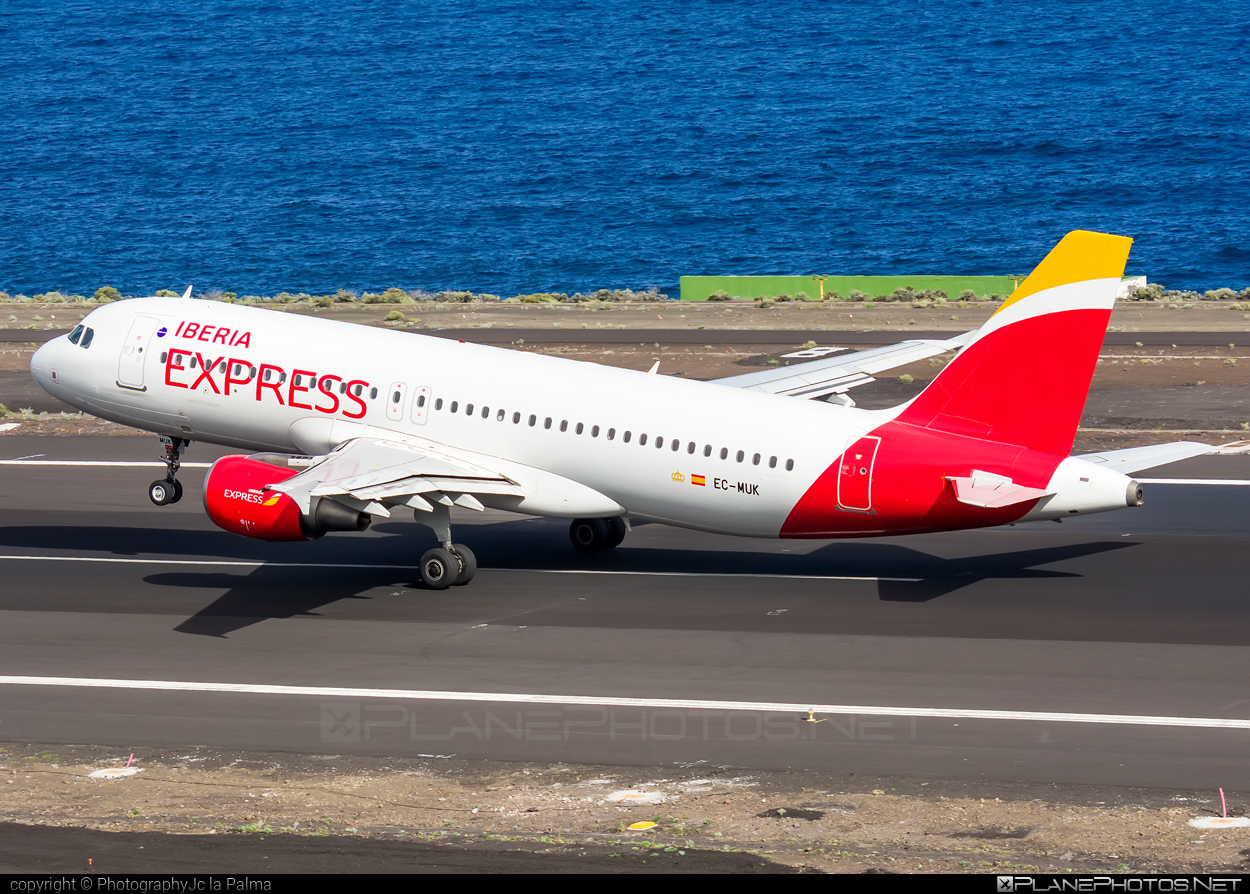Airbus A320-214 - EC-MUK operated by Iberia Express #a320 #a320family #airbus #airbus320 #iberia #iberiaexpress