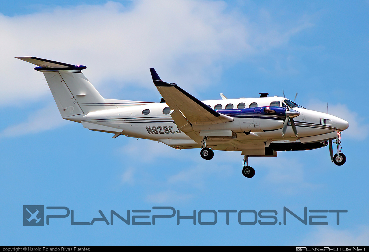 Beechcraft King Air 350 - N828CJ operated by Private operator #beechb300 #beechcraft #beechcraftb300 #kingair #kingair350