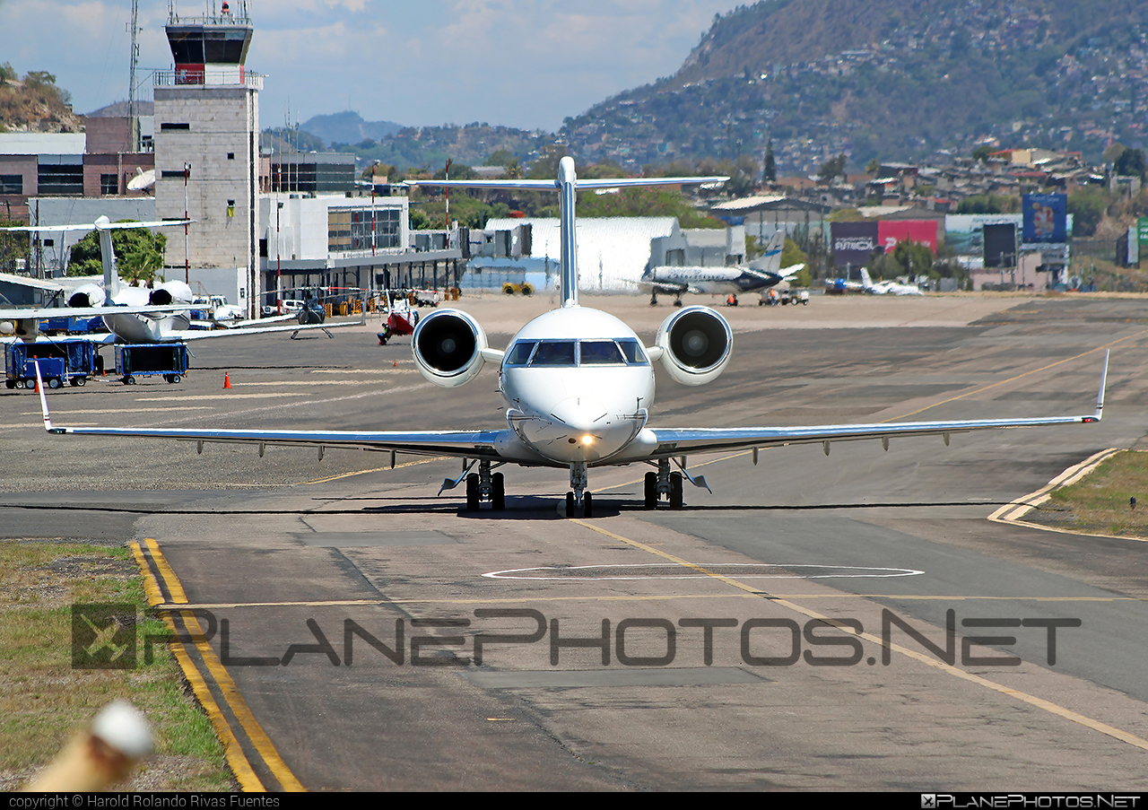 Bombardier Challenger 650 (CL-600-2B16) - N650EL operated by Private operator #bombardier #challenger650 #cl6002b16
