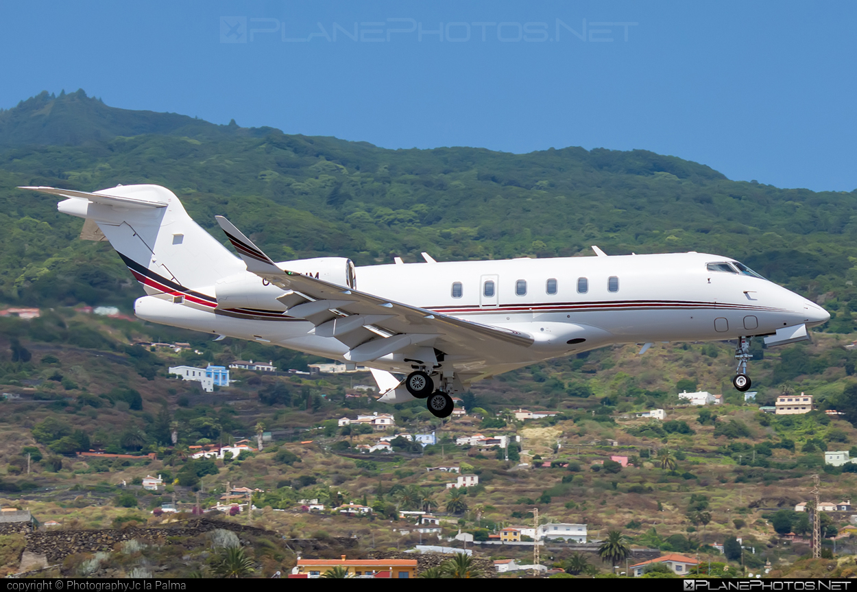 Bombardier Challenger 350 (BD-100-1A10) - CS-CHM operated by NetJets Europe #bd1001a10 #bombardier #challenger350