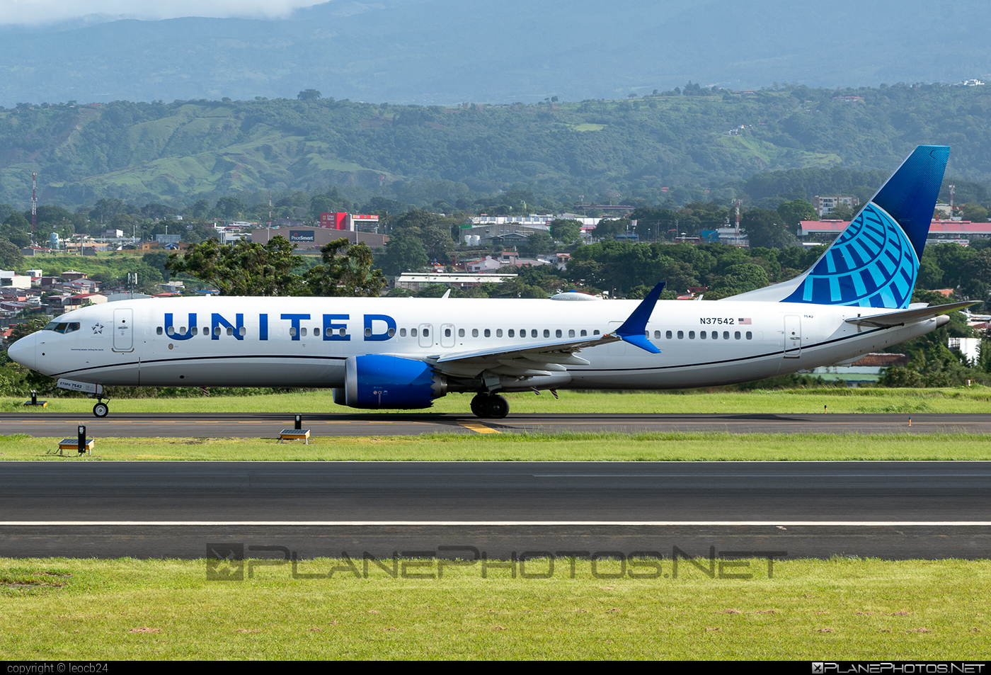 Boeing 737-9 MAX - N37542 operated by United Airlines #SanJoseJuanSantamariaIntl #b737 #b737max #boeing #boeing737 #unitedairlines