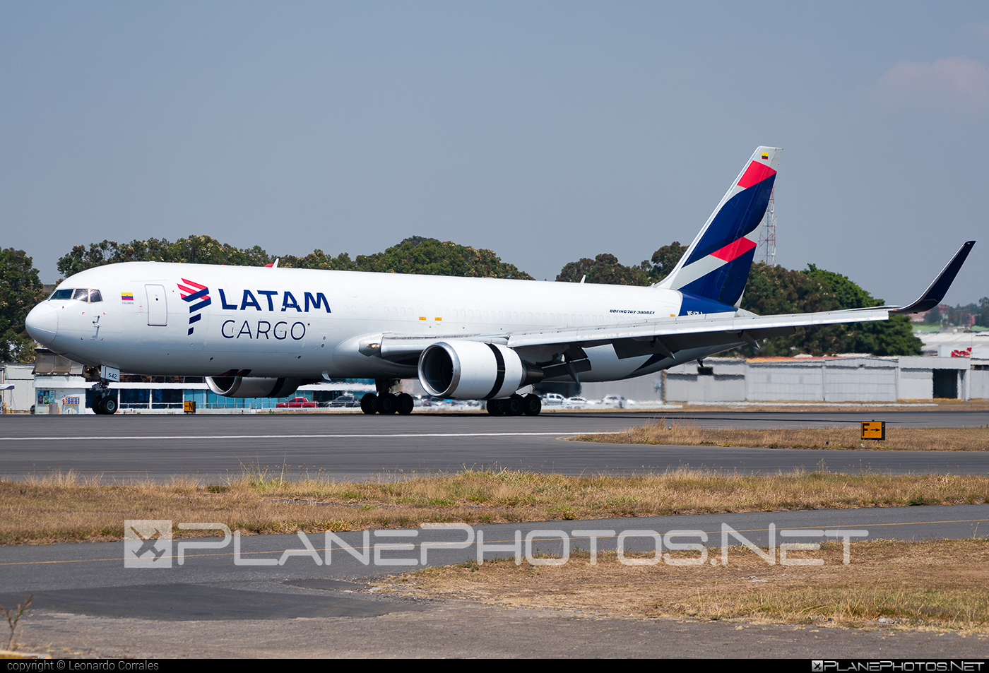 Boeing 767-300BCF - N542LA operated by LATAM Cargo #b767 #b767300 #b767300bcf #b767bcf #boeing #boeing767 #boeingConvertedFreighter #latam #latamCargo