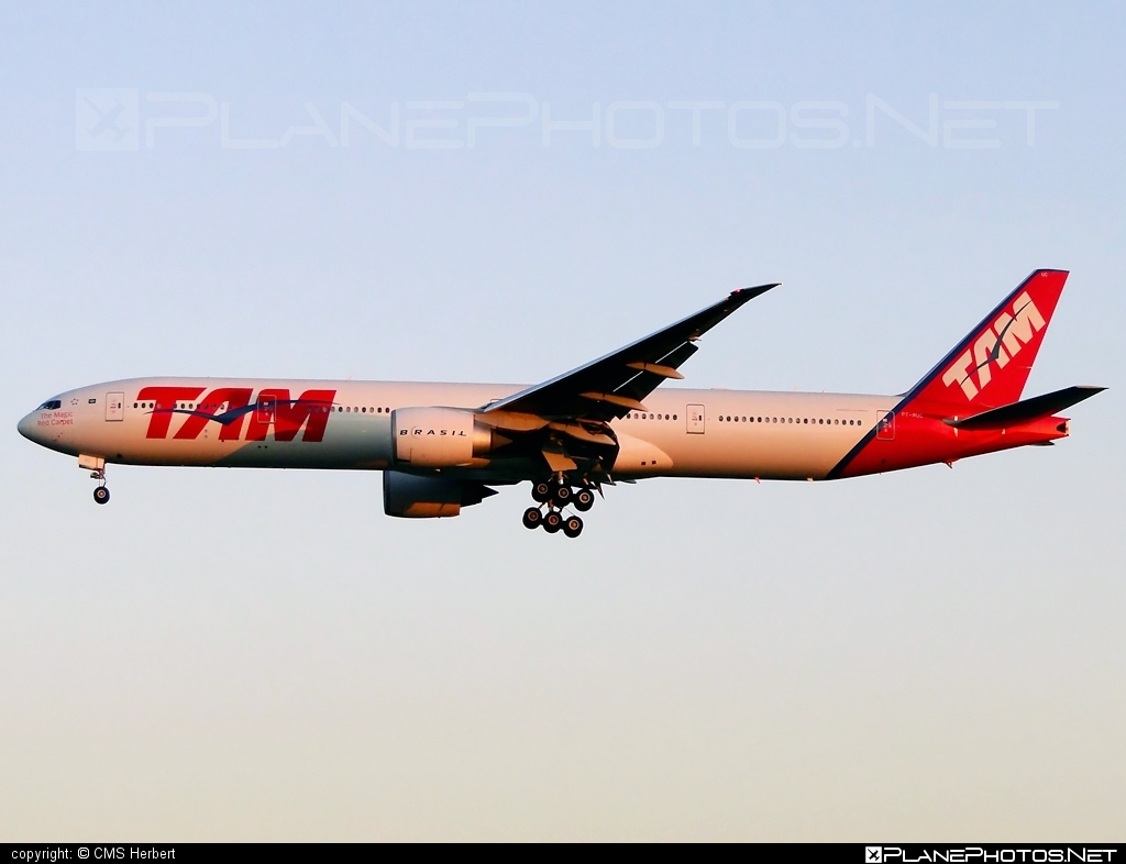 Boeing 777-300ER - PT-MUC operated by TAM Linhas Aéreas #b777 #b777er #boeing #boeing777 #tam #tamairlines #tamlinhasaereas #tripleseven