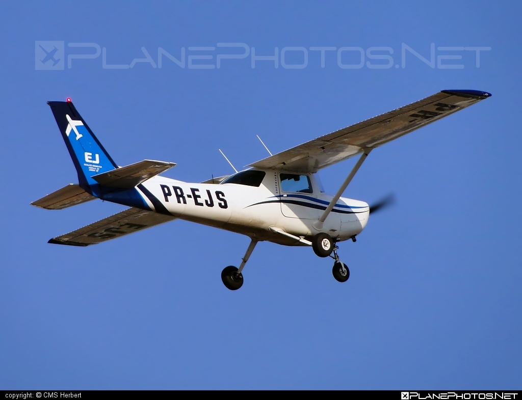 Cessna 152 - PR-EJS operated by EJ Escola de Aeronáutica Civil #cessna #cessna152