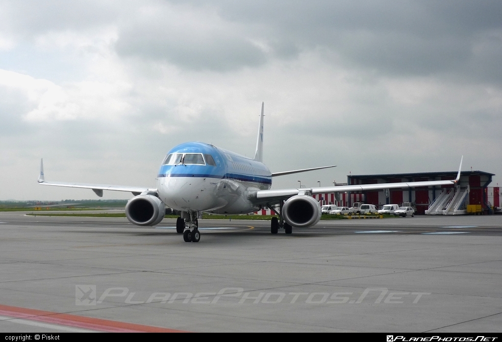 Embraer E190STD (ERJ-190-100STD) - PH-EZP operated by KLM Cityhopper #e190 #e190100 #e190100std #e190std #embraer #embraer190 #embraer190100std #embraer190std #klm #klmcityhopper
