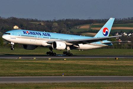 Boeing 777-200ER - HL7715 operated by Korean Air